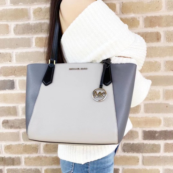 SALE‼️‼️💕👜NWT Michael Kors Small Bonded Tote - Picture 3 of 3